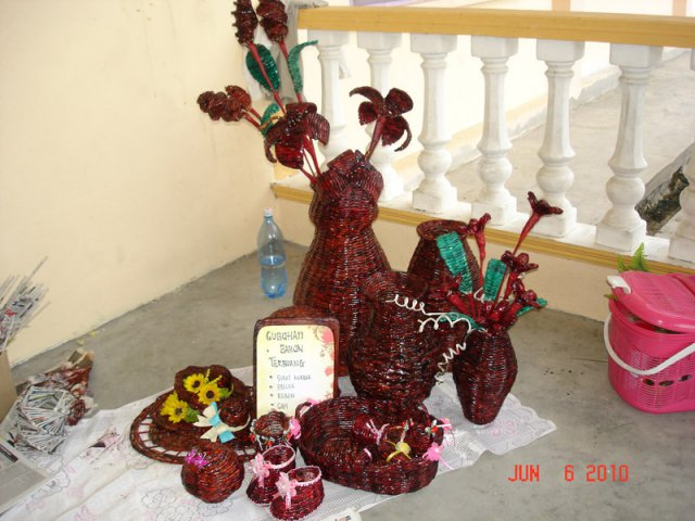 Pemenang membuat kraf dengan bahan kitar semula di Batu Kawan pada 6-6-2010